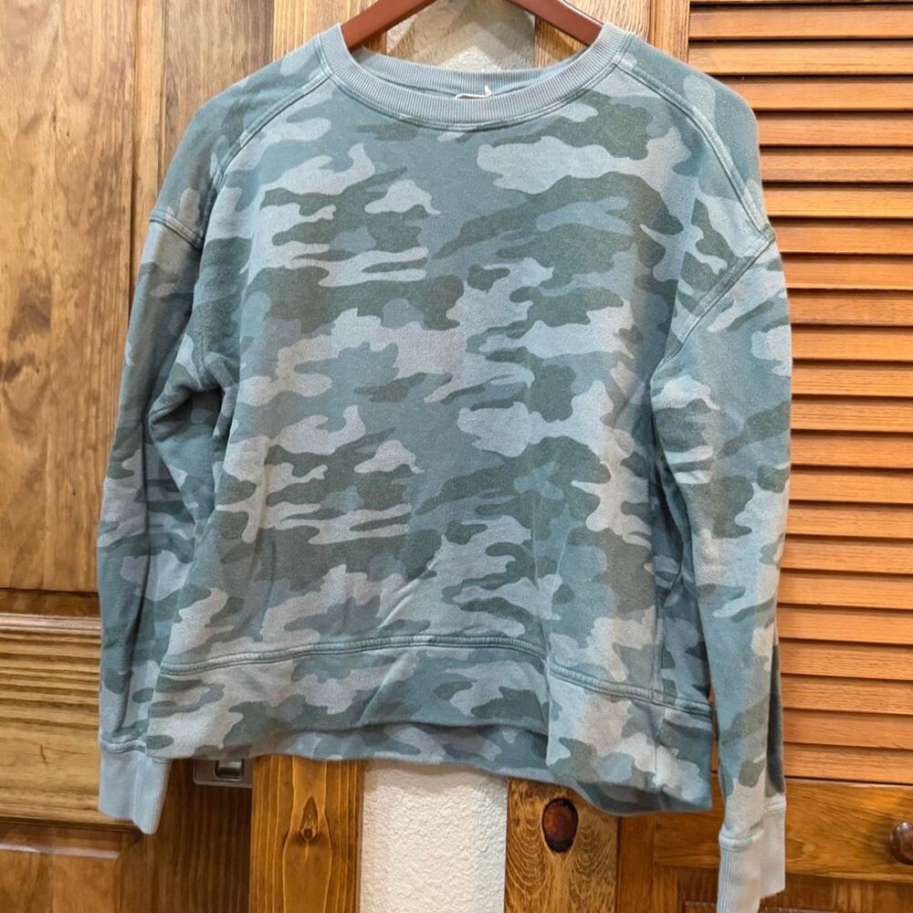 Green camo crewneck sweatshirt